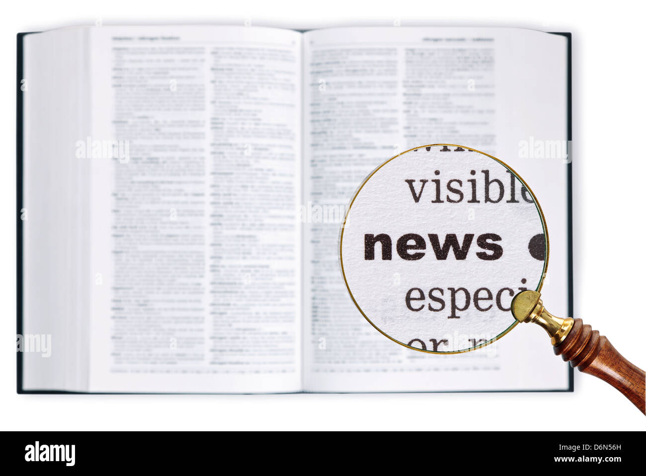 Vergrößert eine Lupe über ein Wörterbuch das Wort News betrachten gehalten Stockfoto