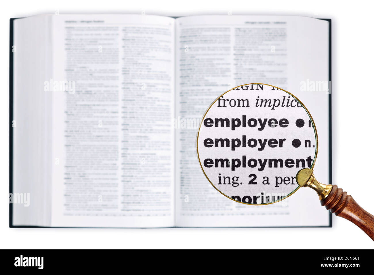 Eine Lupe statt über ein Wörterbuch Wörter Arbeitnehmer, Arbeitgeber und Beschäftigung vergrößert betrachten Stockfoto