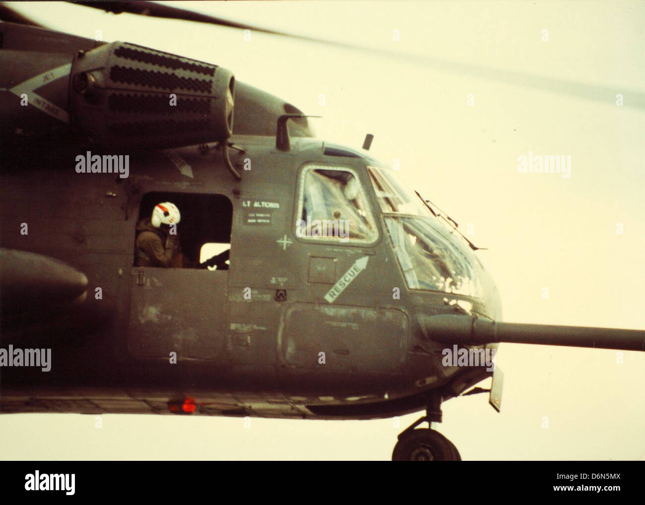 Ein Foto mit der Navy HC-1, einer frühen Hubschrauberstaffel, die für Aufklärung und Transport eingesetzt wurde, mit einem unbekannten Ort im Hintergrund. Stockfoto