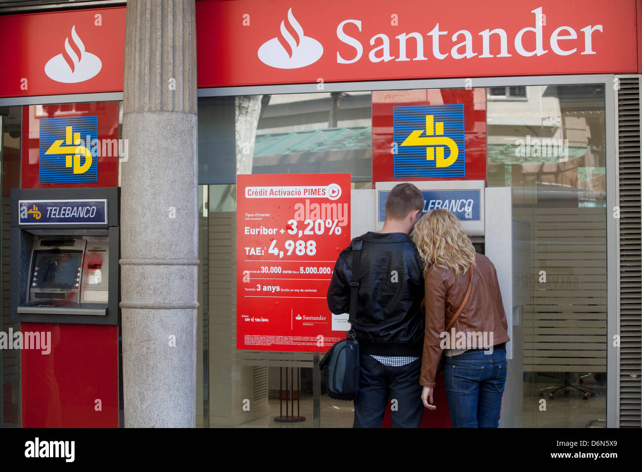 Barcelona, Spanien, Menschen am Geldautomaten der Filiale der Banco Santander Stockfoto