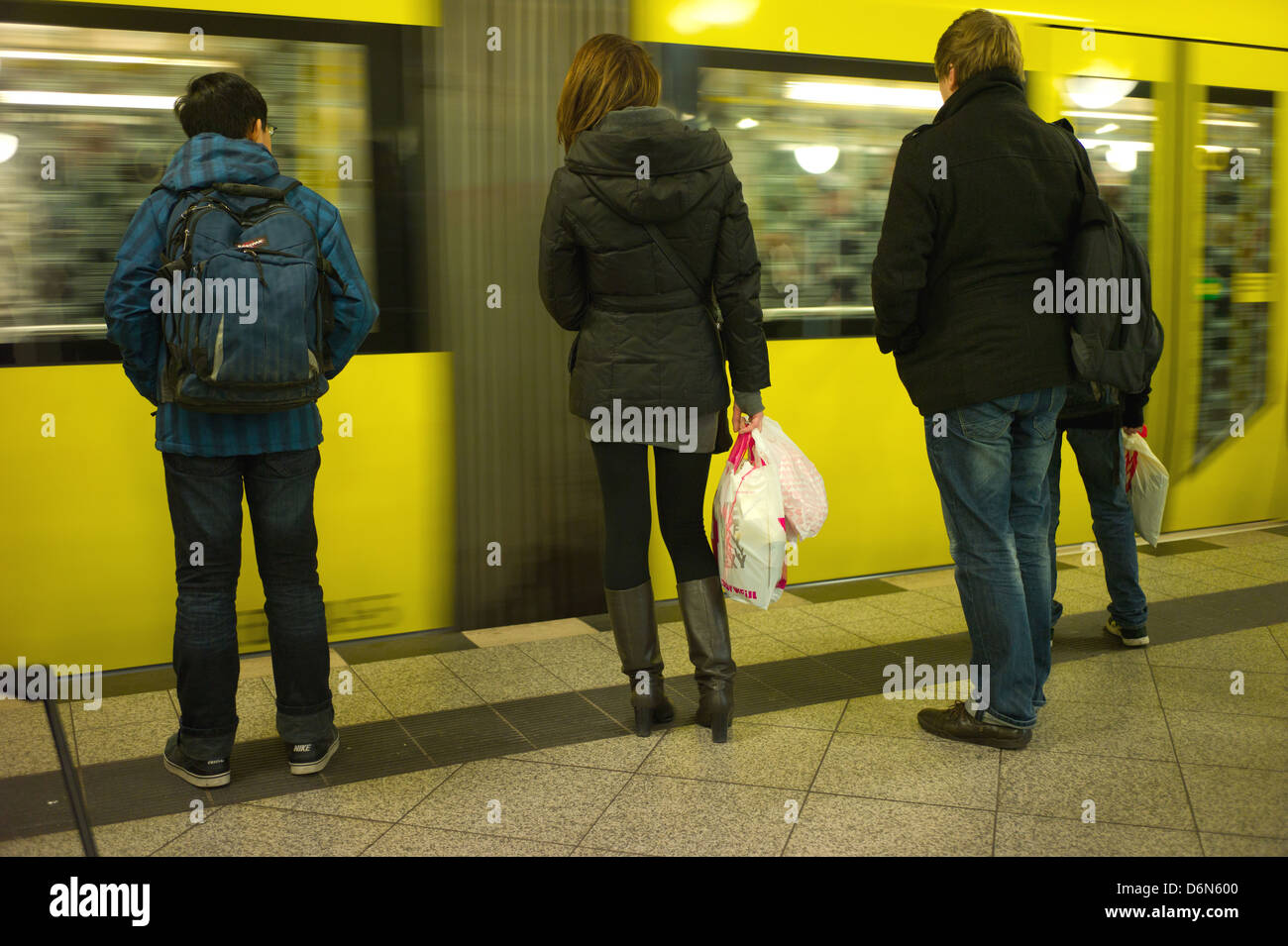 Berlin, Deutschland, Passagiere auf der Plattform des eingehenden U2 am Alexanderplatz Stockfoto