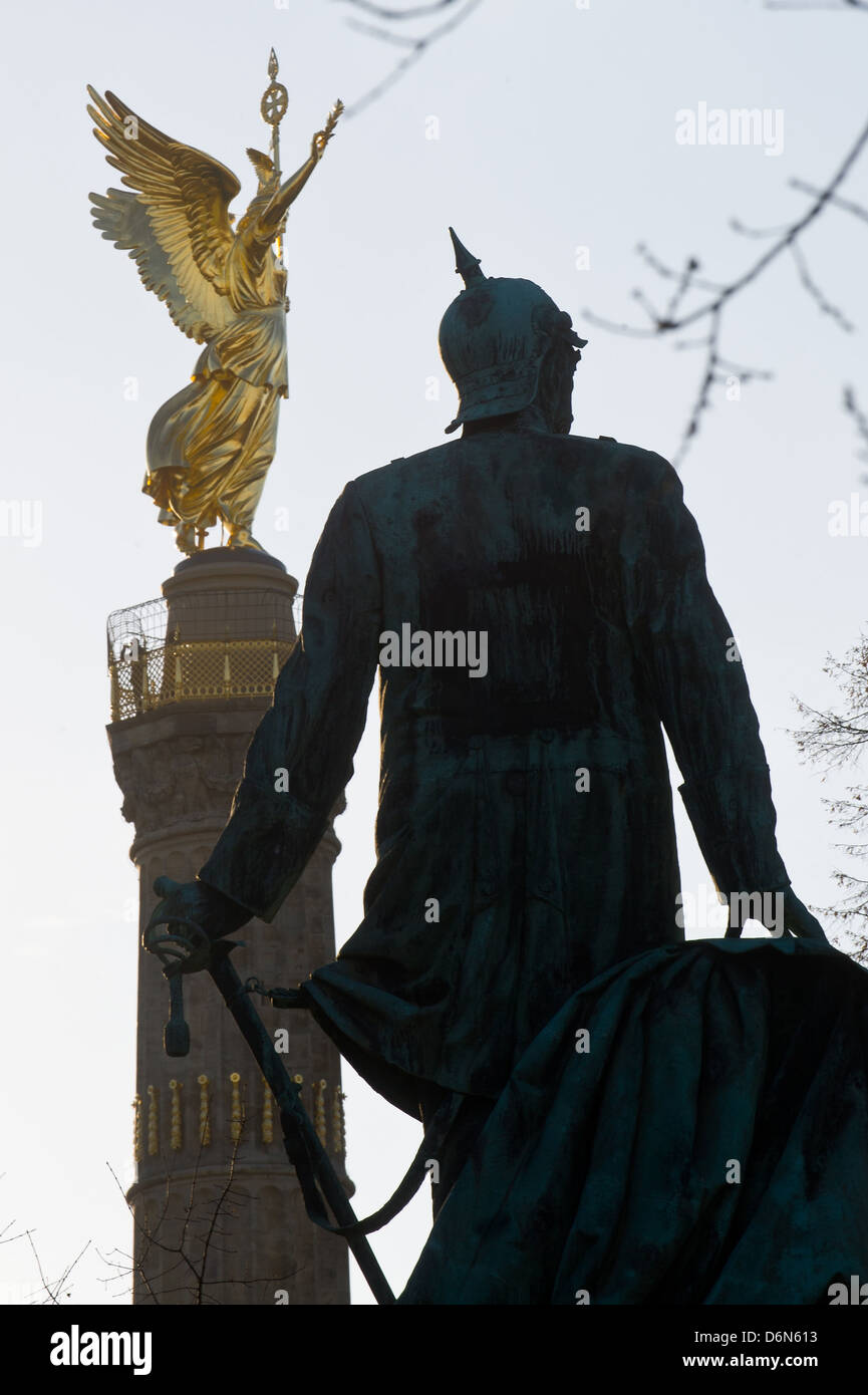 Berlin, Deutschland, das Bismarck-Nationaldenkmal und der Siegessäule auf dem großen Stern Stockfoto