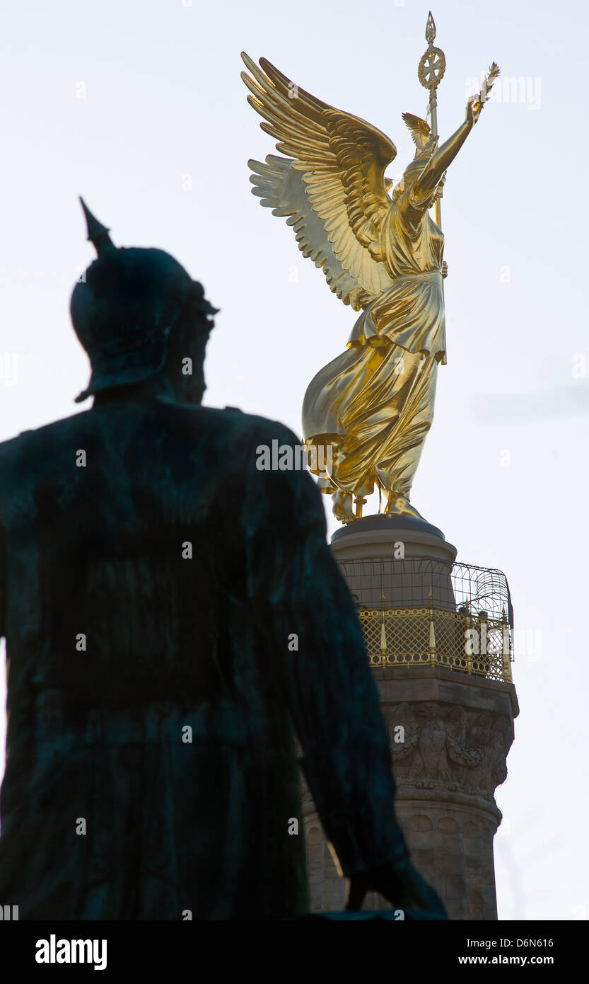 Berlin, Deutschland, das Bismarck-Nationaldenkmal und der Siegessäule auf dem großen Stern Stockfoto