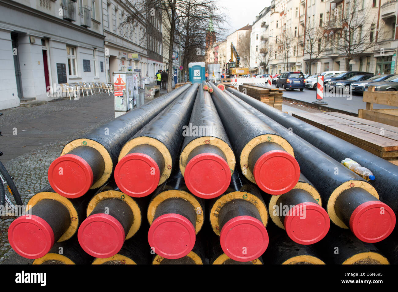 Berlin, Deutschland, auf einer Baustelle sind Fernwaermerohre auf Stargarderstrasse Stockfoto