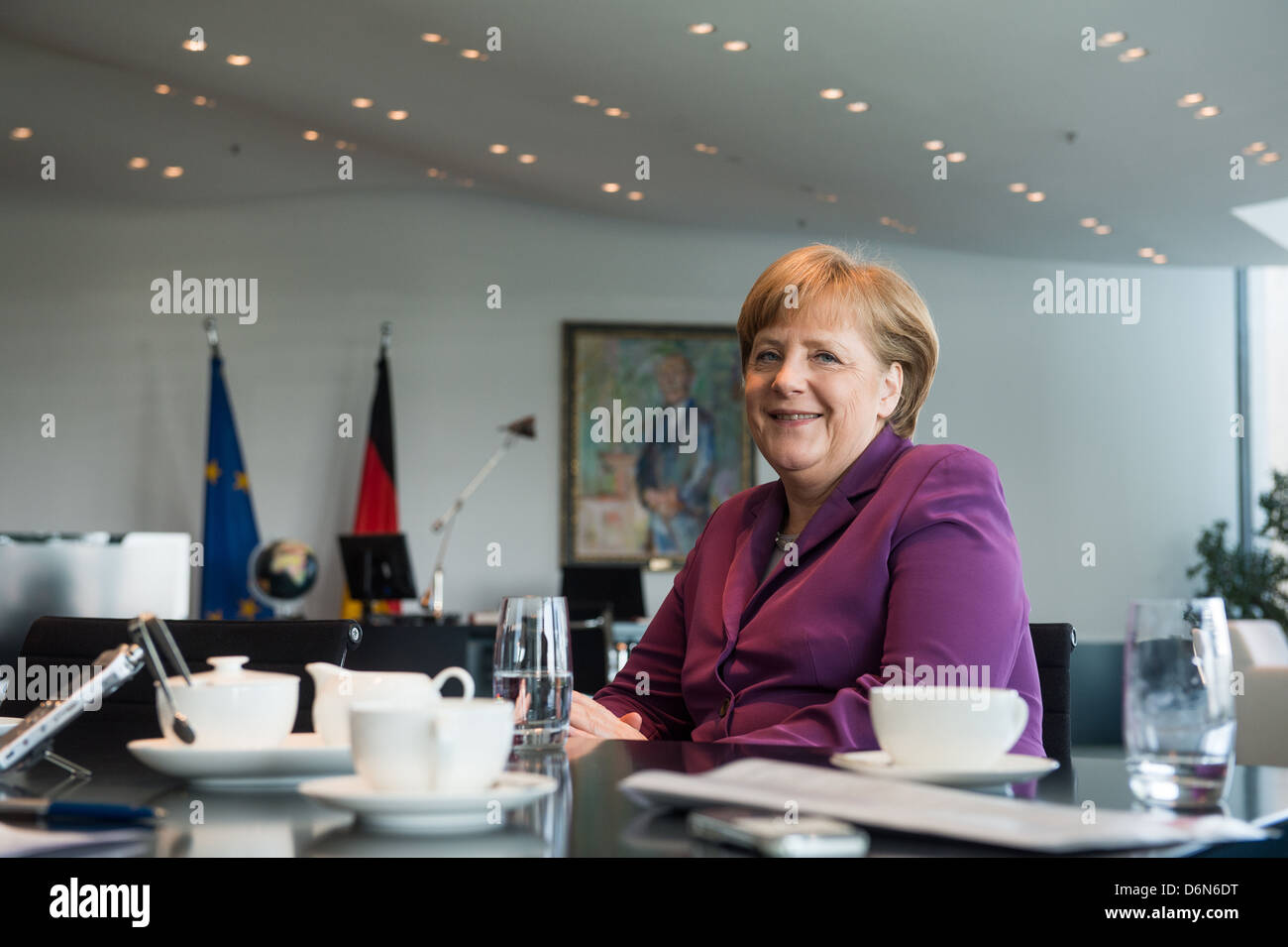 Berlin, Deutschland, Bundeskanzlerin Angela Merkel, CDU, in einem Interview in ihrem Büro ...