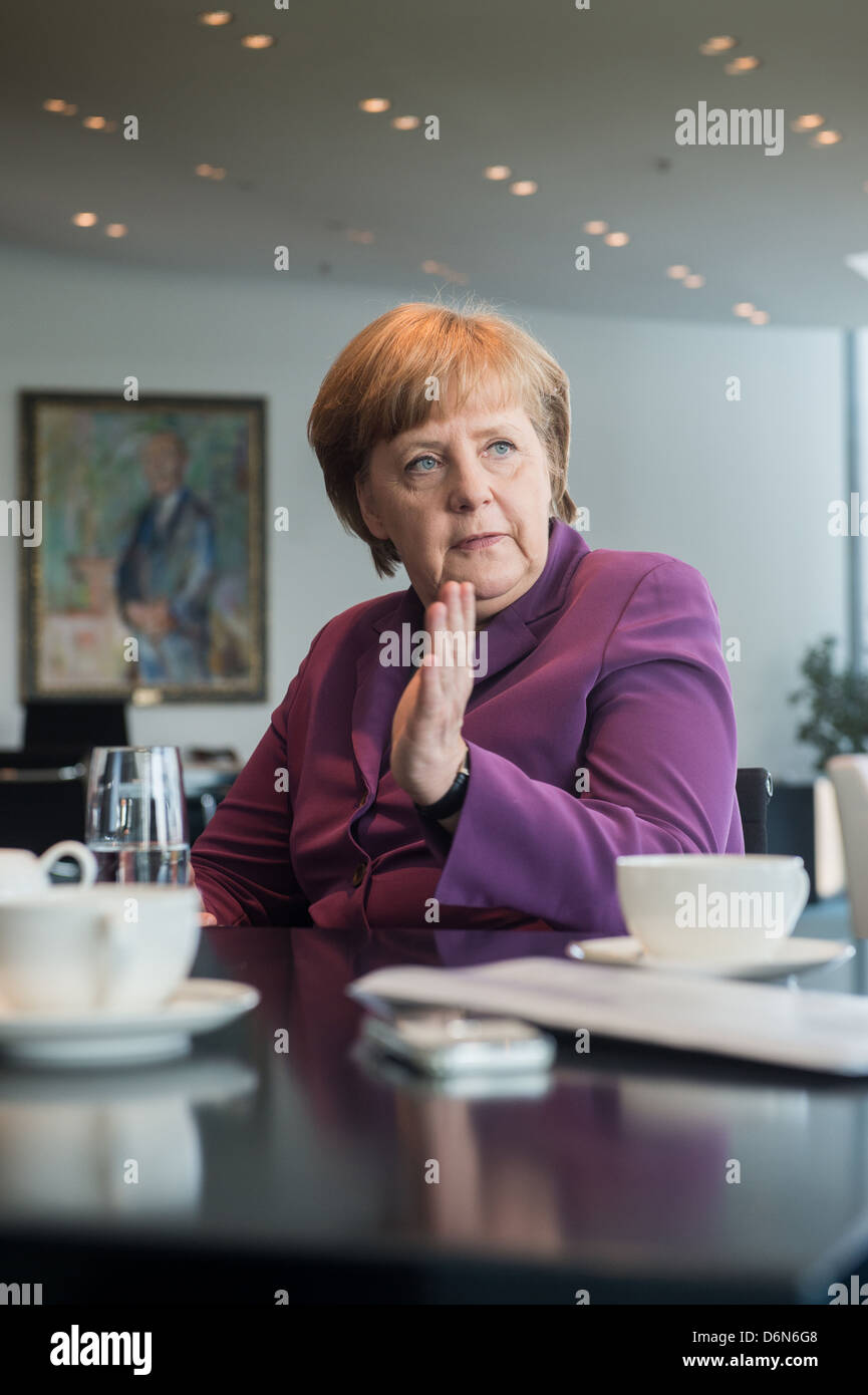 Berlin, Deutschland, Bundeskanzlerin Angela Merkel, CDU, in einem Interview in ihrem Büro Stockfoto