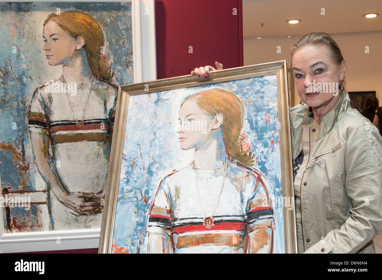 Berlin, Deutschland, die ehemalige Eiskunstläuferin Gabriele Seyfert mit einem protrait von Bert Heller gemalt Stockfoto