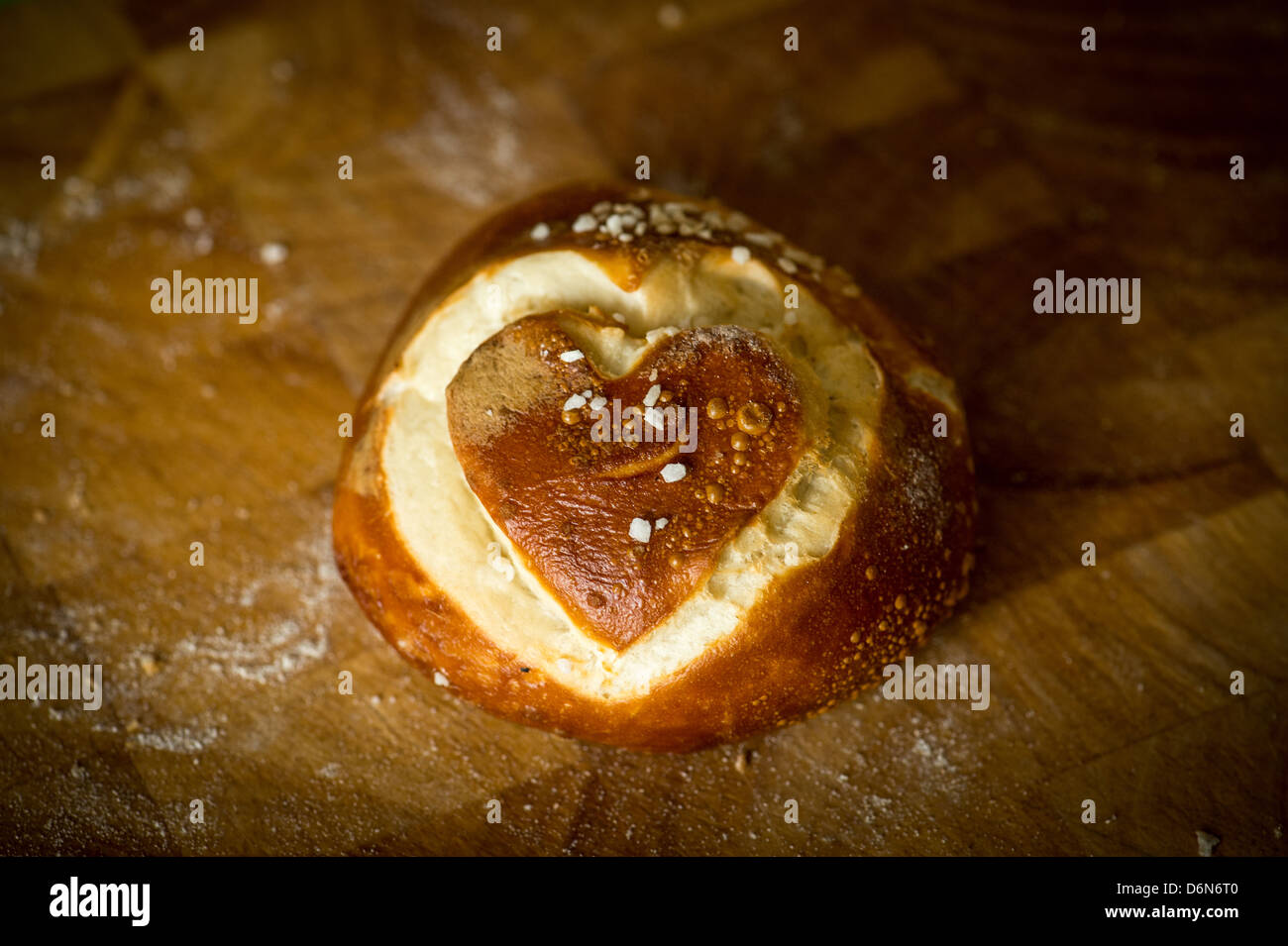 Berlin, Deutschland, ein Herz auf eine Laugenbroetchen Stockfoto