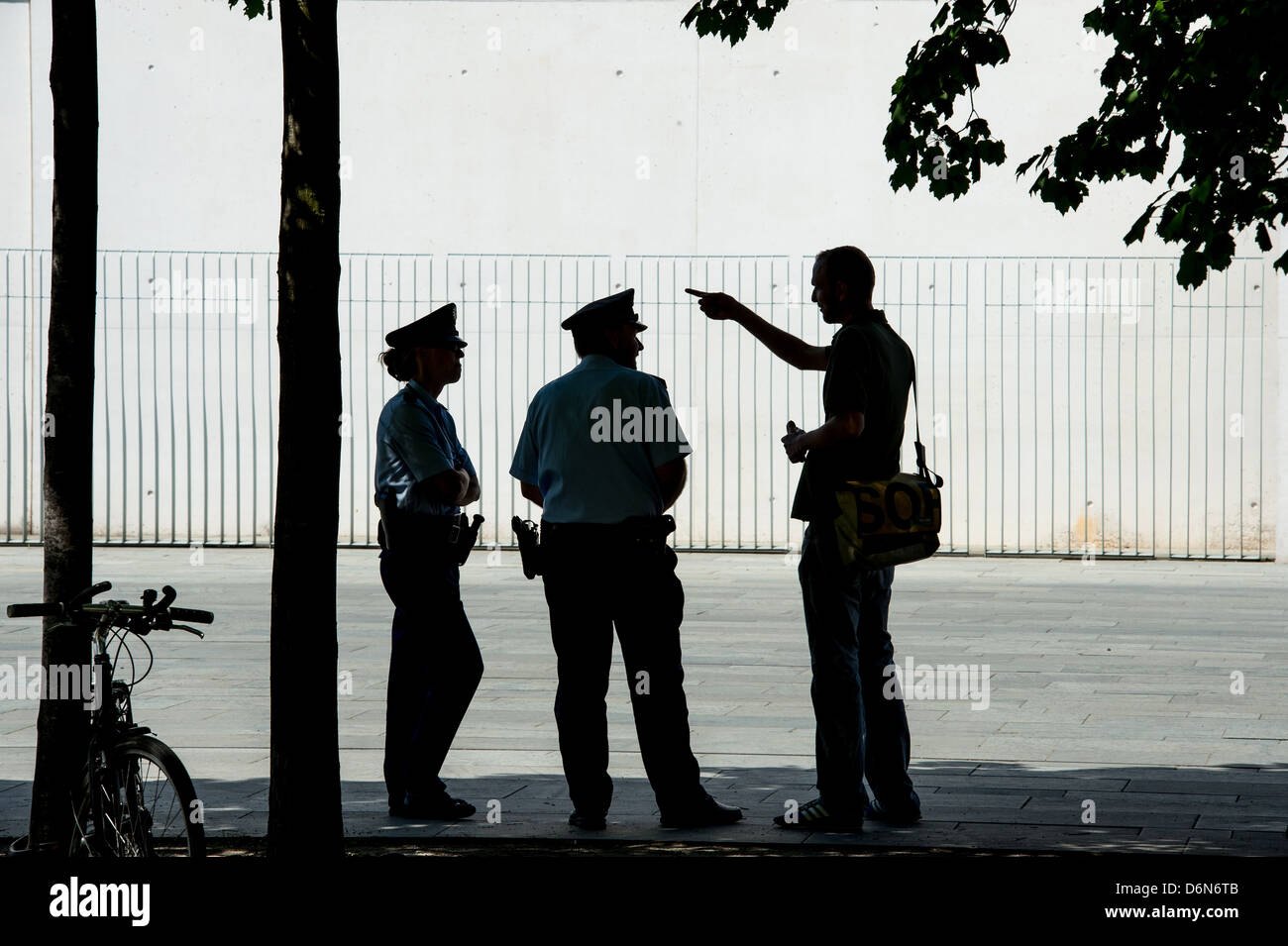 Berlin, Deutschland, Silhouetten von zwei Polizisten Stockfoto