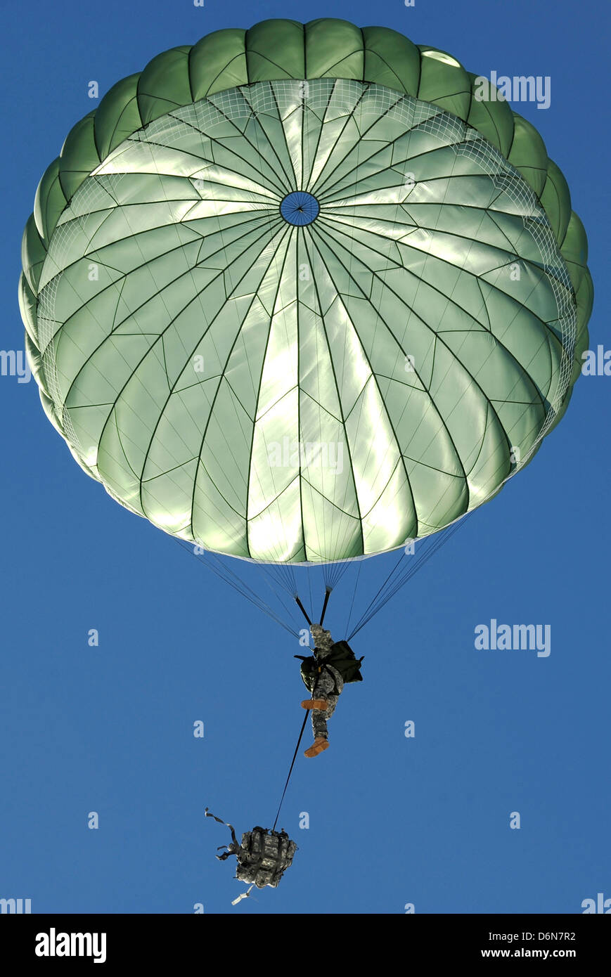 Soldaten der US-Armee-Fallschirmjäger Fallschirm während einer Übung Airdrop 17. April 2013 an der Malemute Drop-Zone, Alaska. Stockfoto