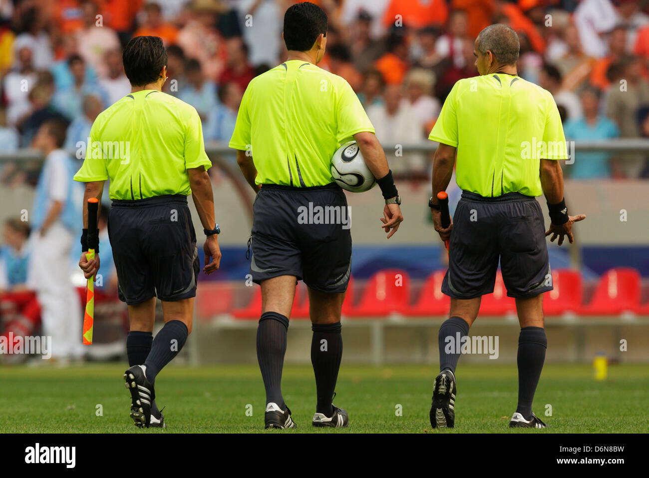 STUTTGART, DEUTSCHLAND - 16. JUNI: Schiedsrichter Oscar Ruiz (COL) und Assistenzschiedsrichter Fernando Tamayo (ECU) und Jose Navia (COL) verlassen das Feld zur Halbzeit des Spiels der FIFA-Weltmeisterschaft Gruppe C zwischen den Niederlanden und der Elfenbeinküste am 16. Juni 2006 in der Mercedes-Benz Arena in Stuttgart. Nur redaktionelle Verwendung. (Foto: Jonathan Paul Larsen / Diadem Images) Stockfoto