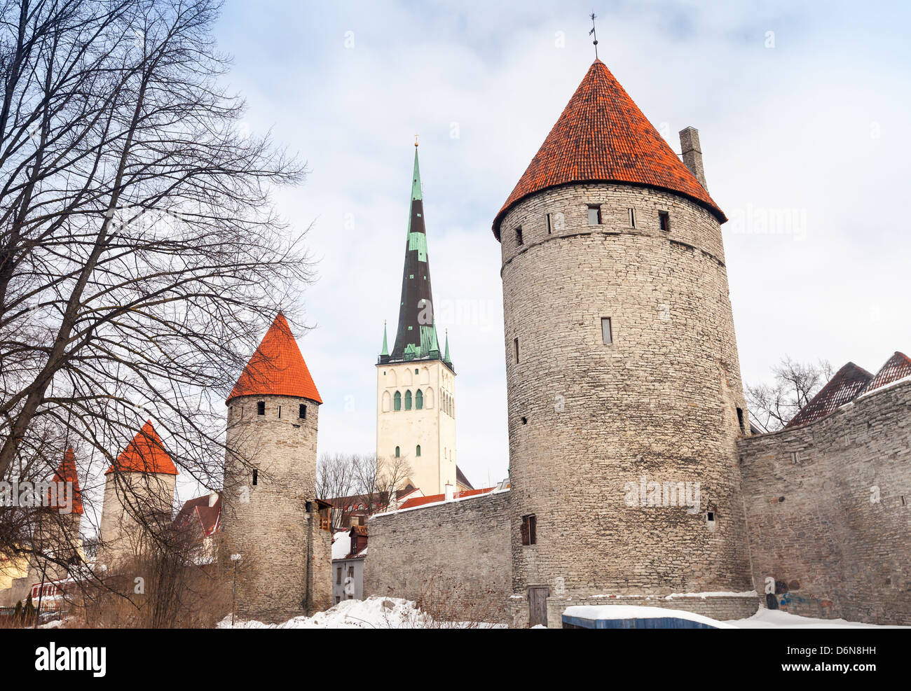 Alte steinerne Festung und hohen Dom. Alte Ansicht der Tallinn, Estland Stockfoto