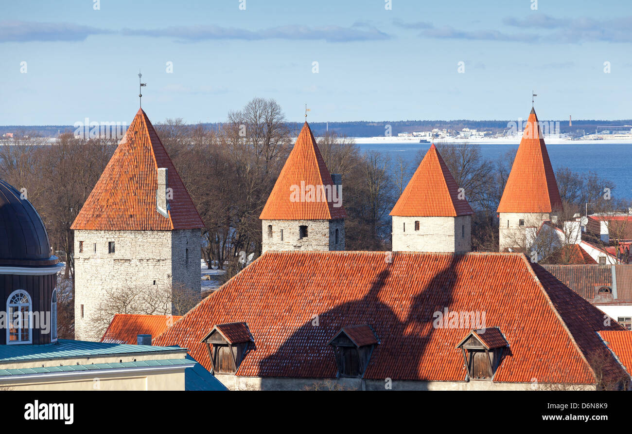 Reihe von roten Türme Dächer in alten Tallinn, Estland Stockfoto