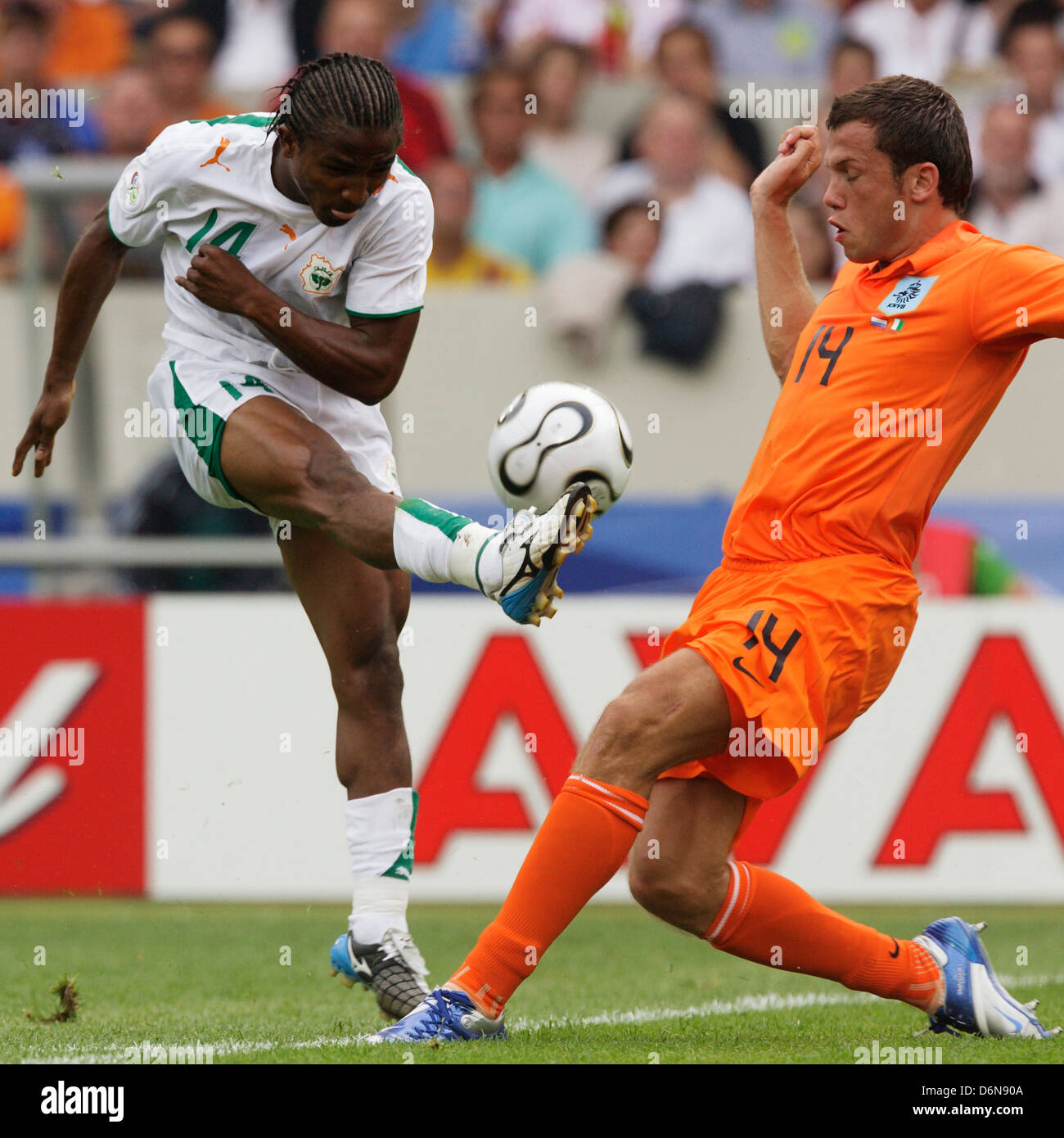 STUTTGART, DEUTSCHLAND - 16. JUNI: Bakary Kone von der Elfenbeinküste (L) tritt vor John Hettinga aus den Niederlanden (R) beim Spiel der FIFA-Weltmeisterschaft Gruppe C in der Mercedes-Benz Arena am 16. Juni 2006 in Stuttgart den Ball. Nur redaktionelle Verwendung. Kommerzielle Nutzung verboten. (Foto: Jonathan Paul Larsen / Diadem Images) Stockfoto