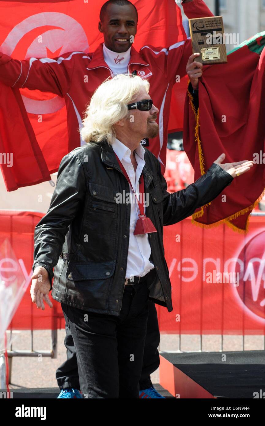 Richard Branson die Virgin London Marathon-Medaille Präsentationen auf 21.04.2013 in der Mall, London. Personen im Bild: Richard Branson. Bild von Julie Edwards Stockfoto