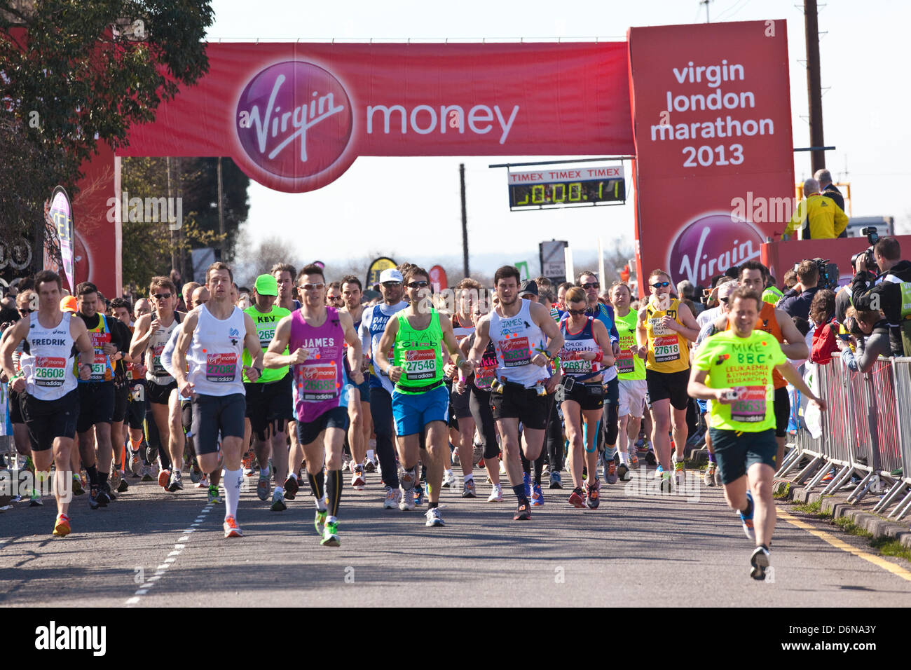 Virgin London Marathon 2013, St Johns Park, Blackheath, London, UK 21. April 20113 Läufer zum Jahresbeginn die grüne Start bei den Virgin London Marathon 2013 verlassen. Stockfoto
