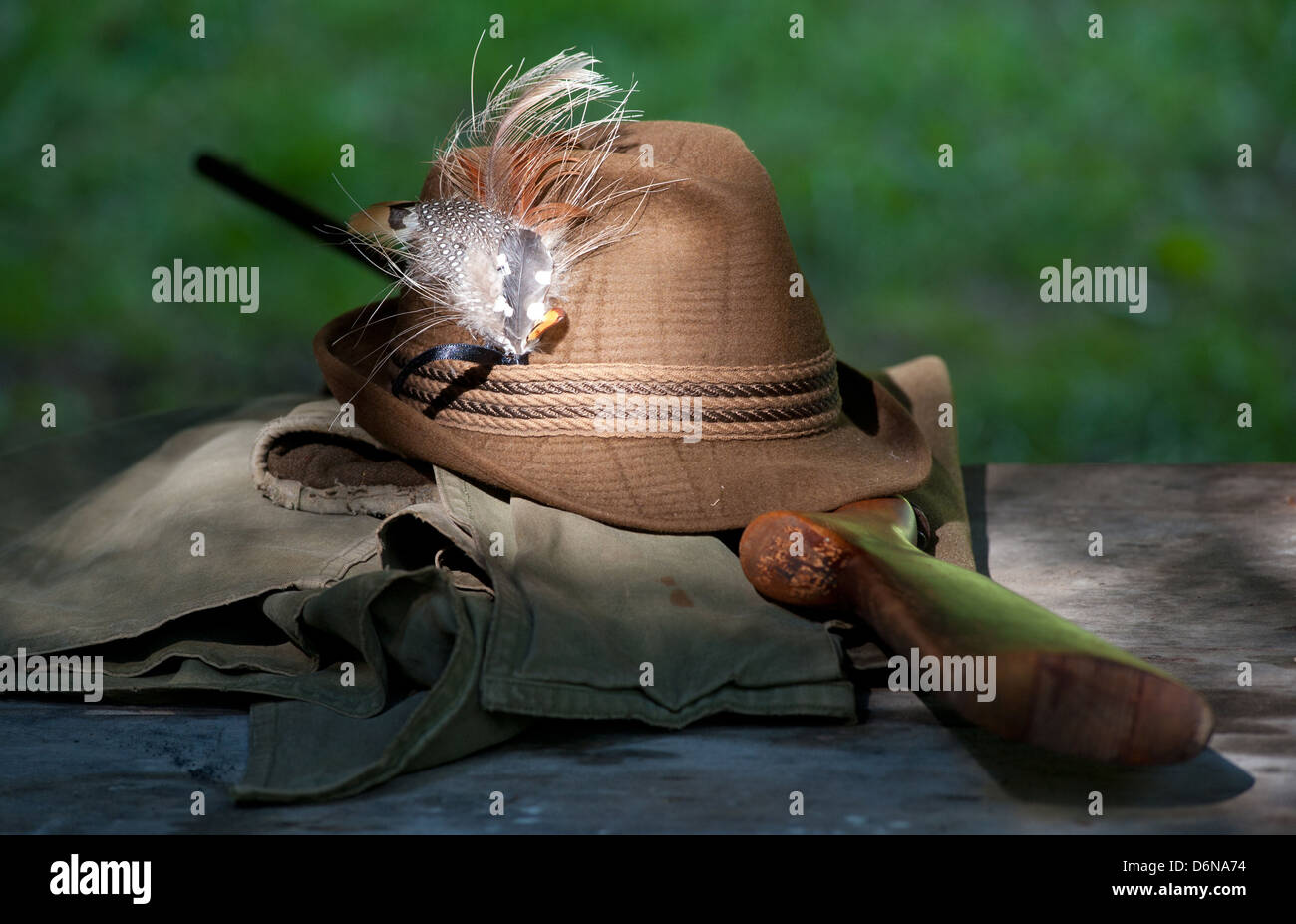 Cered, Ungarn, Jaegerzubehoer: Jacke, Pistole und Jagd Hut Stockfoto
