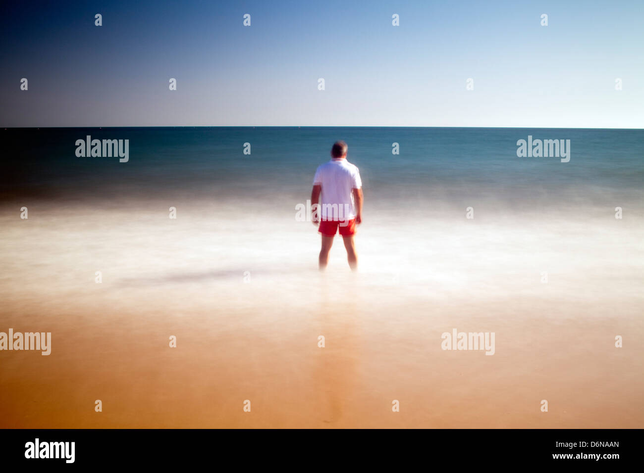 Almonte, Spanien, Urlauber am Strand, Blick auf das Meer Stockfoto