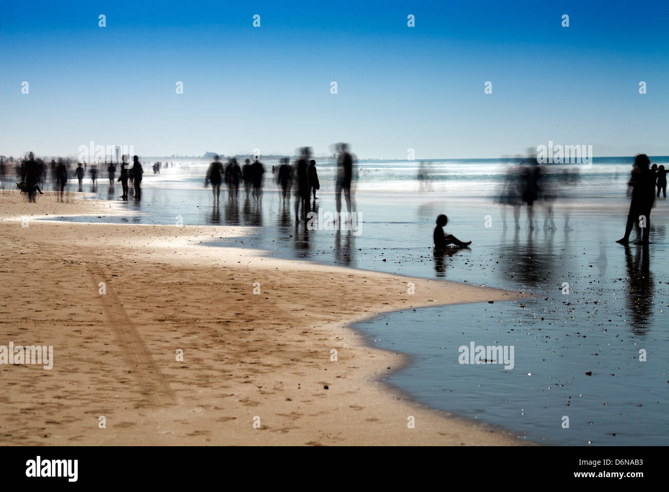 Conil De La Frontera, Spanien, Spaziergaenger am Strand Stockfoto