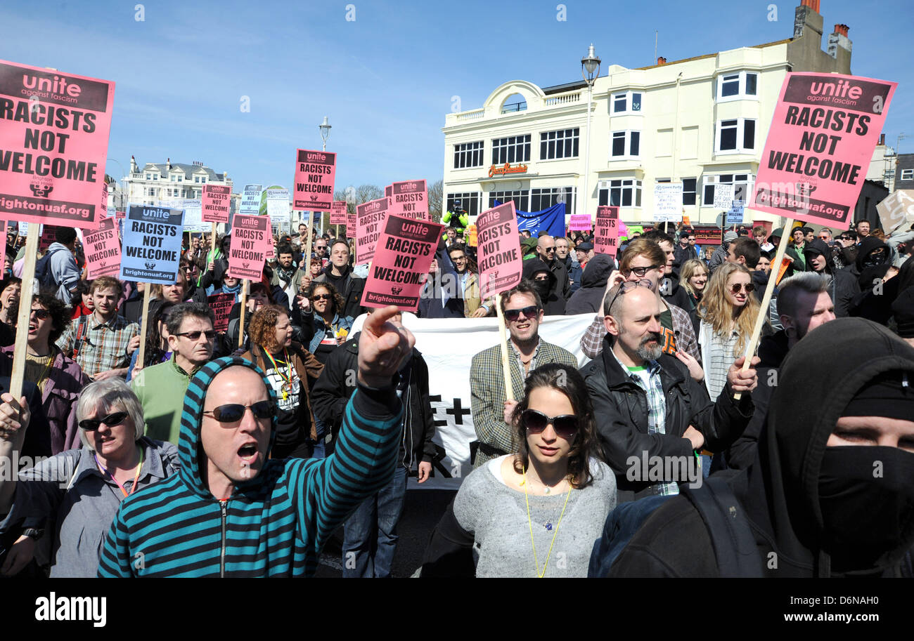 Brighton, Sussex UK versuchen 21. April 2013 - Anti-Faschisten, einen Marsch für England Prozession entlang Brighton Seafront heute stören. Die Parade war stark kontrolliert, als sie versuchten, die beiden Gruppen auseinander zu halten Stockfoto