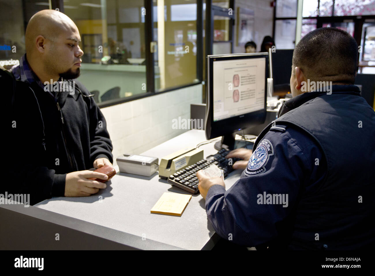 Fußgänger betreten die USA nach der Überquerung der Grenze von Mexicali, Mexiko in Calexico, Kalifornien 16. Februar 2012. Stockfoto