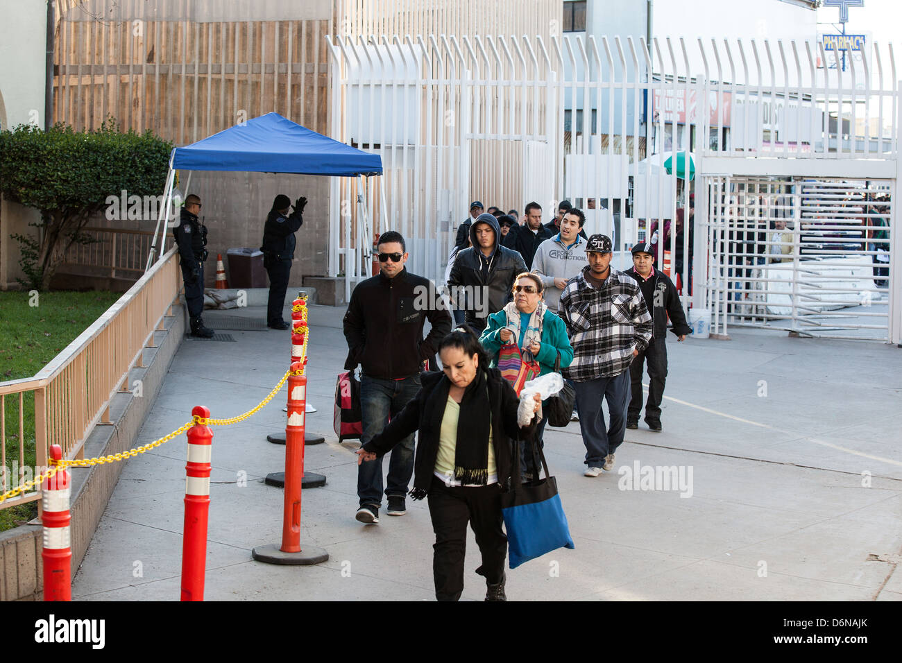 Fußgänger betreten die USA nach der Überquerung der Grenze von Mexicali, Mexiko in Calexico, Kalifornien 16. Februar 2012. Stockfoto