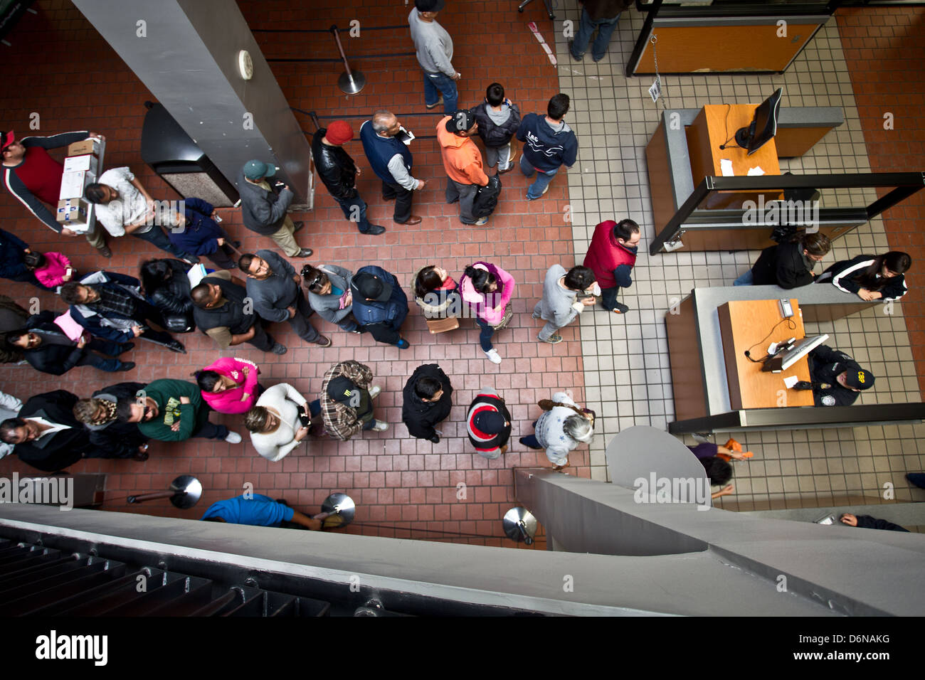 Fußgänger warten in der Schlange an der Grenze zu den USA aus Mexicali, Mexiko Calexico, Kalifornien 16. Februar 2012 eingehen. Stockfoto