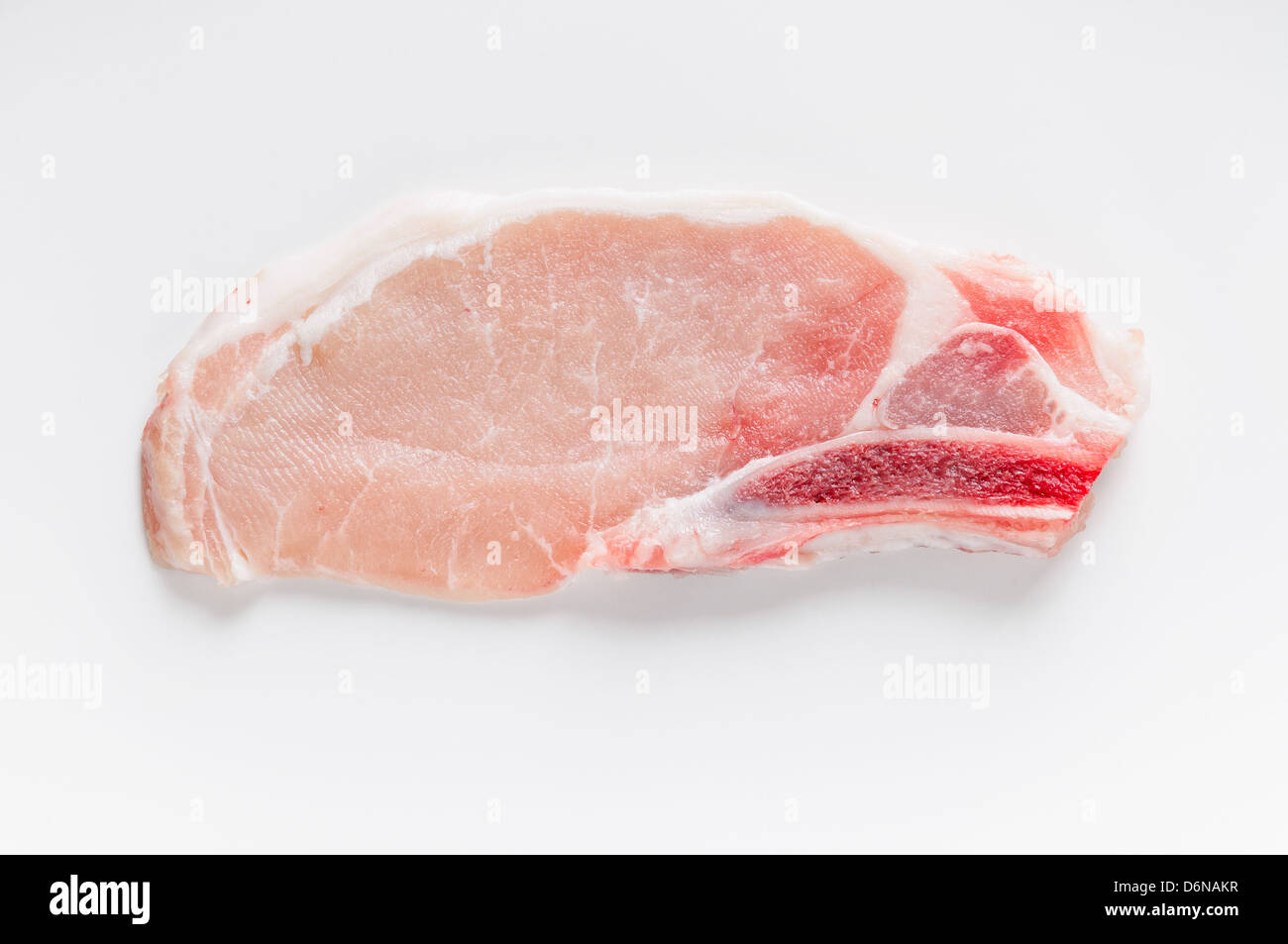 Ein Kotelett von rohem Schweinefleisch auf weißem Hintergrund Stockfoto