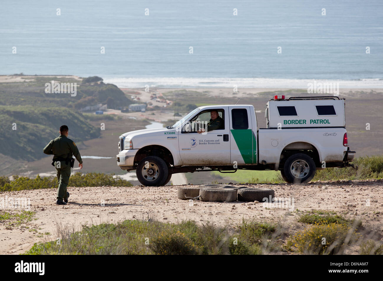 Ein Custom and Border Patrol Officer Uhren die Grenze entlang Freundschaft Beach 17. Februar 2012 in San Diego, CA Stockfoto
