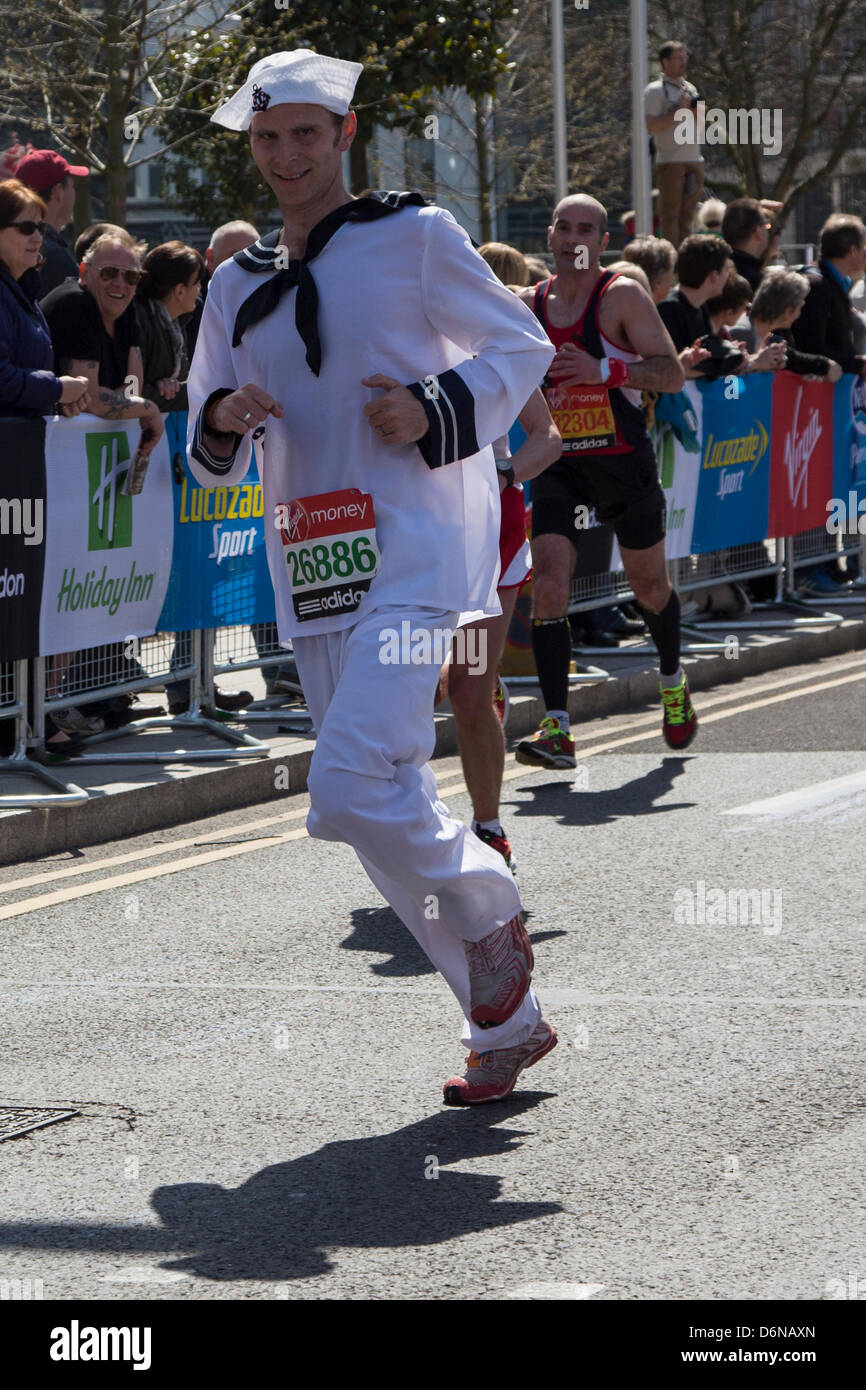 London, UK, 21. April 2013. Ein Läufer gekleidet wie ein Seemann an der 2013 Virgin London-Marathon teilnimmt. Bildnachweis: Sarah Peters/Alamy Live-Nachrichten Stockfoto