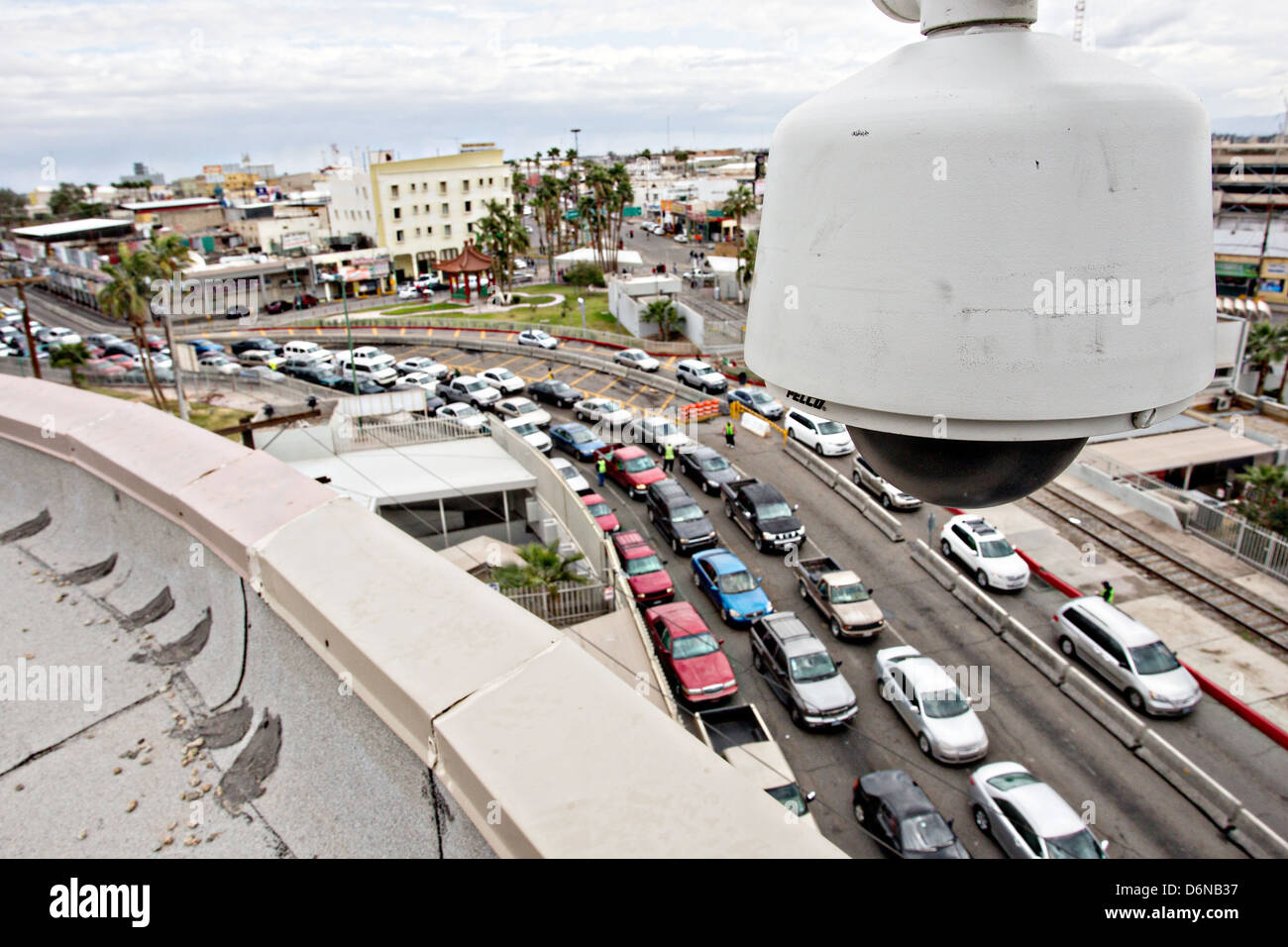 Eine Überwachungskamera Homeland Security Uhren Verkehr Überfahrt von Mexicali, Mexiko in Calexico, Kalifornien 16. Februar 2012. Stockfoto