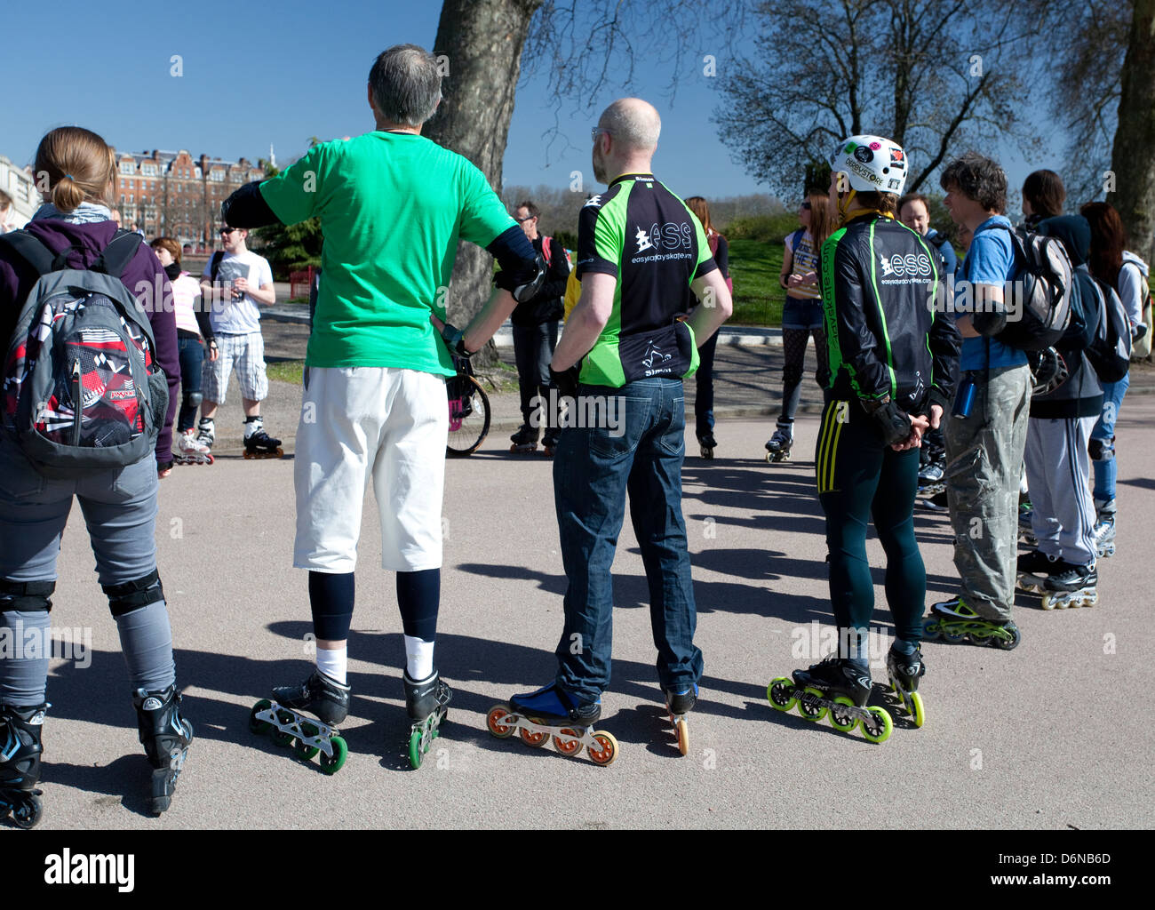 Einfach Samstag Skate Rollerskating Club dabei sein Briefing im Battersea Park, London Stockfoto
