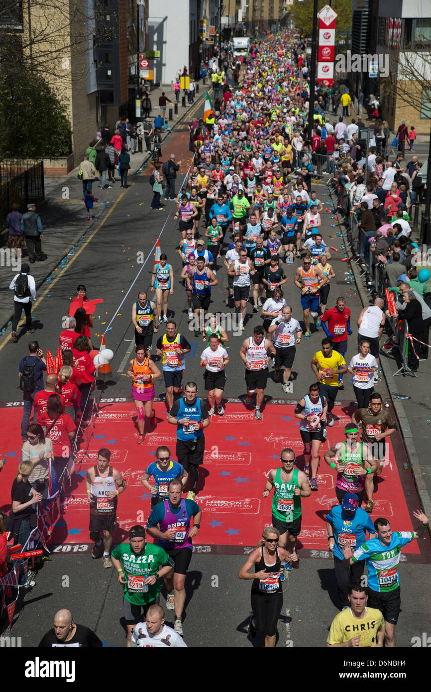 London, UK, 21. April 2013. London-Marathon-Läufer-Stream Westferry Straße auf der Isle of Dogs. Bildnachweis: Sarah Peters/Alamy Live-Nachrichten Stockfoto