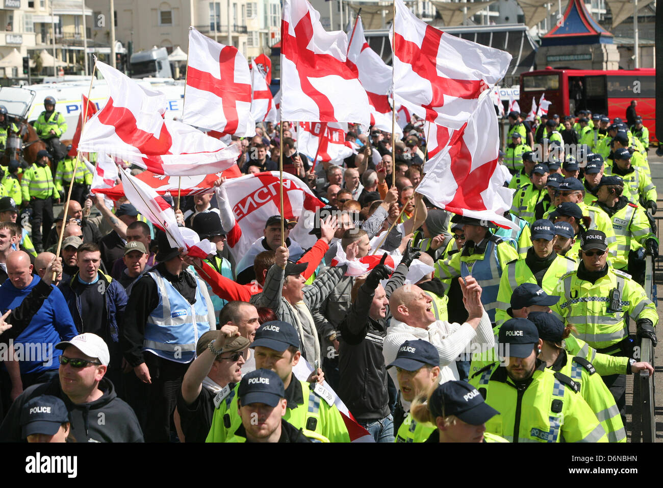 London, UK. 21. April 2013.  EDL-Anhänger beteiligen sich an einem "Marsch für England" in Brighton, die gegen die Anti-Facist Demonstranten am Strand Credit: Mario Mitsis / Alamy Live News Stockfoto