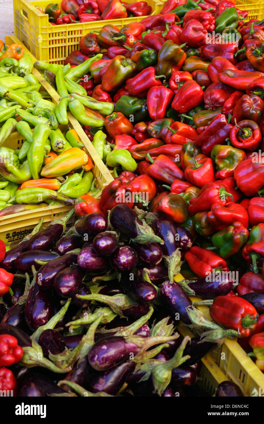 Inca, Mallorca, Spanien, Paprika und Auberginen auf einem Wochenmarkt Stockfoto