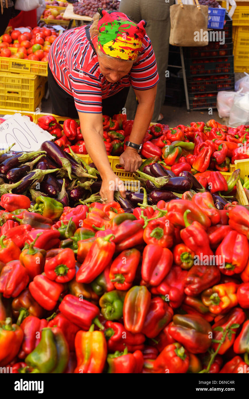 Inca, Mallorca, Spanien, Paprika und Auberginen auf einem Wochenmarkt Stockfoto