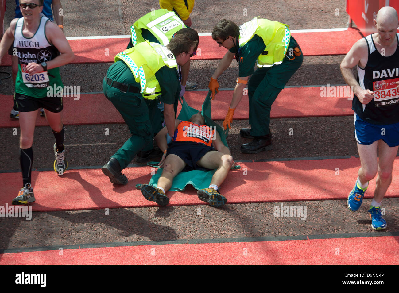 21. April 2013. Die Mall, London. Agonie und Ekstase der Fertigstellung 2013-London-Marathon. Die meisten Läufer trug ein schwarzes Band zur Unterstützung der Boston-Marathon-Bombe am vergangenen Montag. Eine Reihe von prominenten lief und beendete das Rennen. Stockfoto