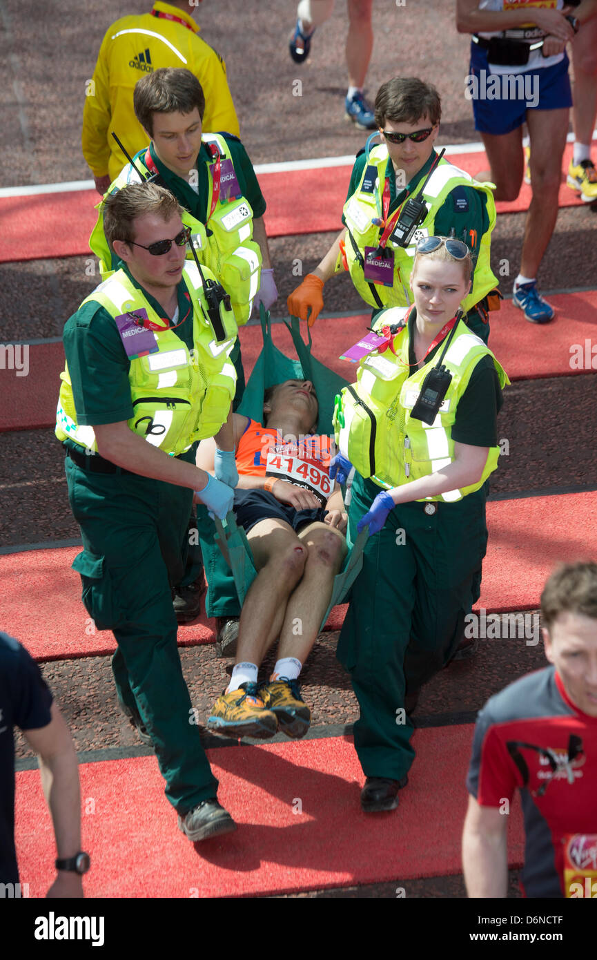 21. April 2013. Die Mall, London. Agonie und Ekstase der Fertigstellung 2013-London-Marathon. Die meisten Läufer trug ein schwarzes Band zur Unterstützung der Boston-Marathon-Bombe am vergangenen Montag. Eine Reihe von prominenten lief und beendete das Rennen. Stockfoto