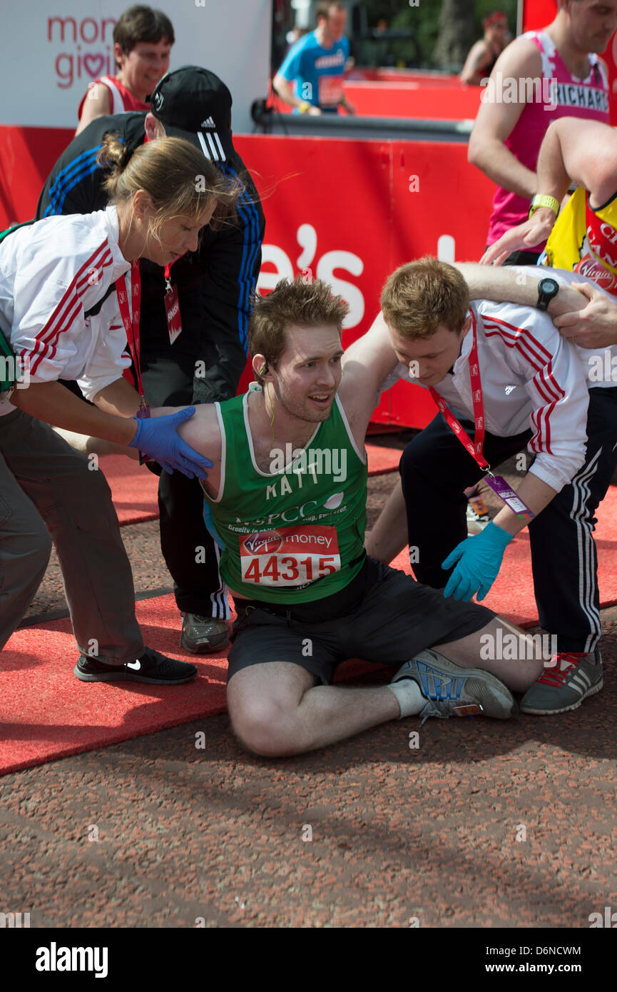 21. April 2013. Die Mall, London. Agonie und Ekstase der Fertigstellung 2013-London-Marathon. Die meisten Läufer trug ein schwarzes Band zur Unterstützung der Boston-Marathon-Bombe am vergangenen Montag. Eine Reihe von prominenten lief und beendete das Rennen. Stockfoto