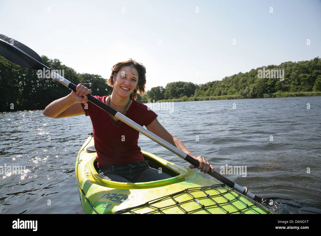 Plön, Deutschland, eine junge Frau macht eine Kanutour auf der großen See-Ploener Stockfoto