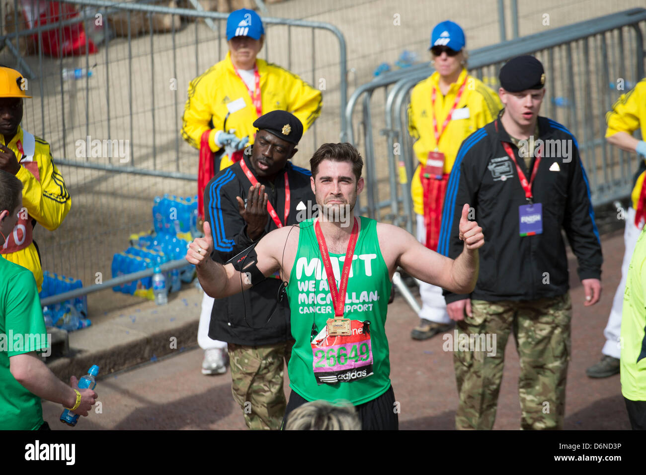 21. April 2013. Die Mall, London. Agonie und Ekstase der Fertigstellung 2013-London-Marathon. Die meisten Läufer trug ein schwarzes Band zur Unterstützung der Boston-Marathon-Bombe am vergangenen Montag. Eine Reihe von prominenten lief und beendete das Rennen. Matt Johnson, Chanel 5 Moderator. Stockfoto 21. April 2013. Die Mall, London. Agonie und Ekstase der Fertigstellung 2013-London-Marathon. Die meisten Läufer trug ein schwarzes Band zur Unterstützung der Boston-Marathon-Bombe am vergangenen Montag. Eine Reihe von prominenten lief und beendete das Rennen. Matt Johnson, Chanel 5 Moderator. Stockfoto