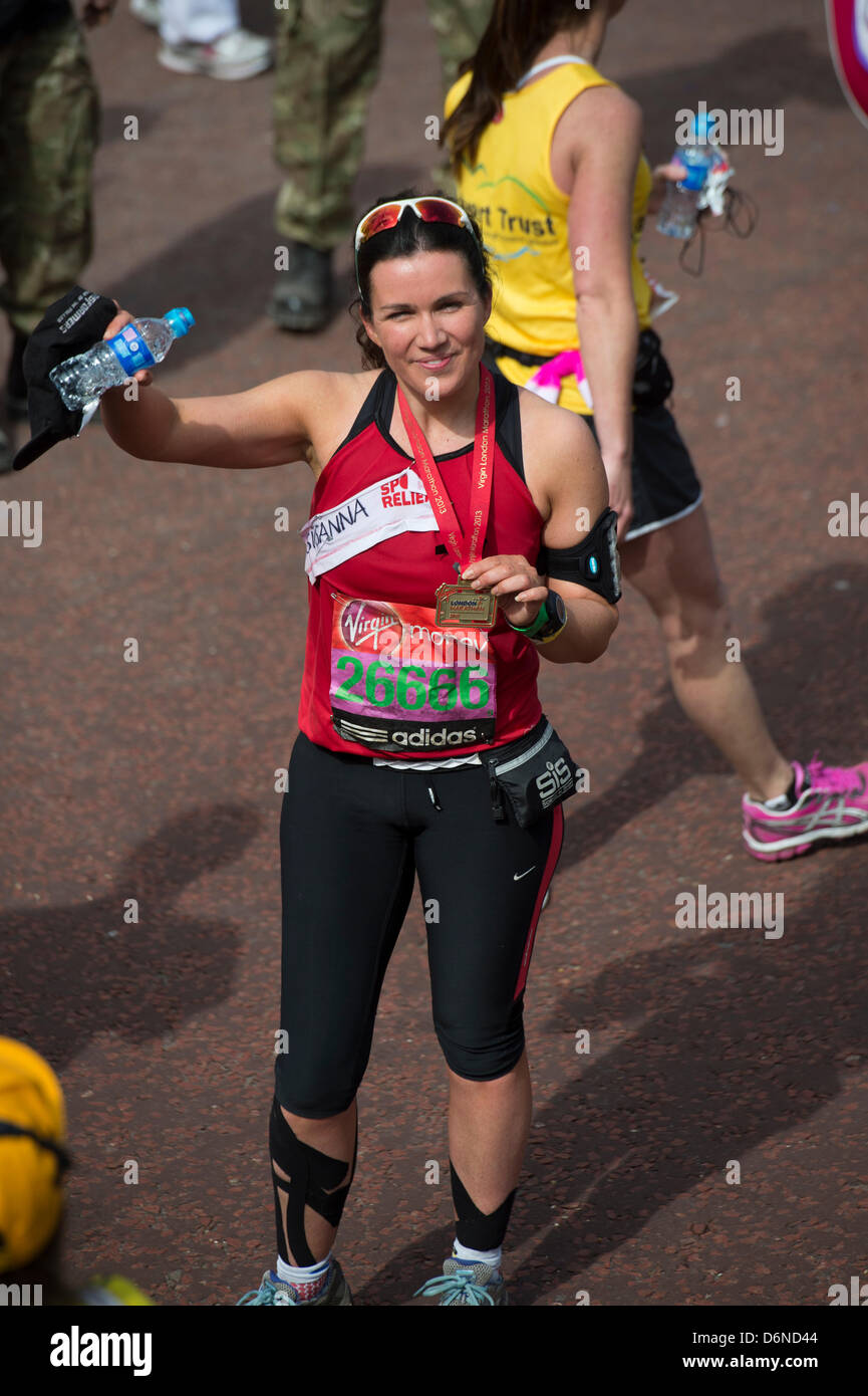 News-Reader und Moderatorin, Susanna Reid, zeigt ihre Medaille auf den Virgin London Marathon 2013 abschließen. Stockfoto