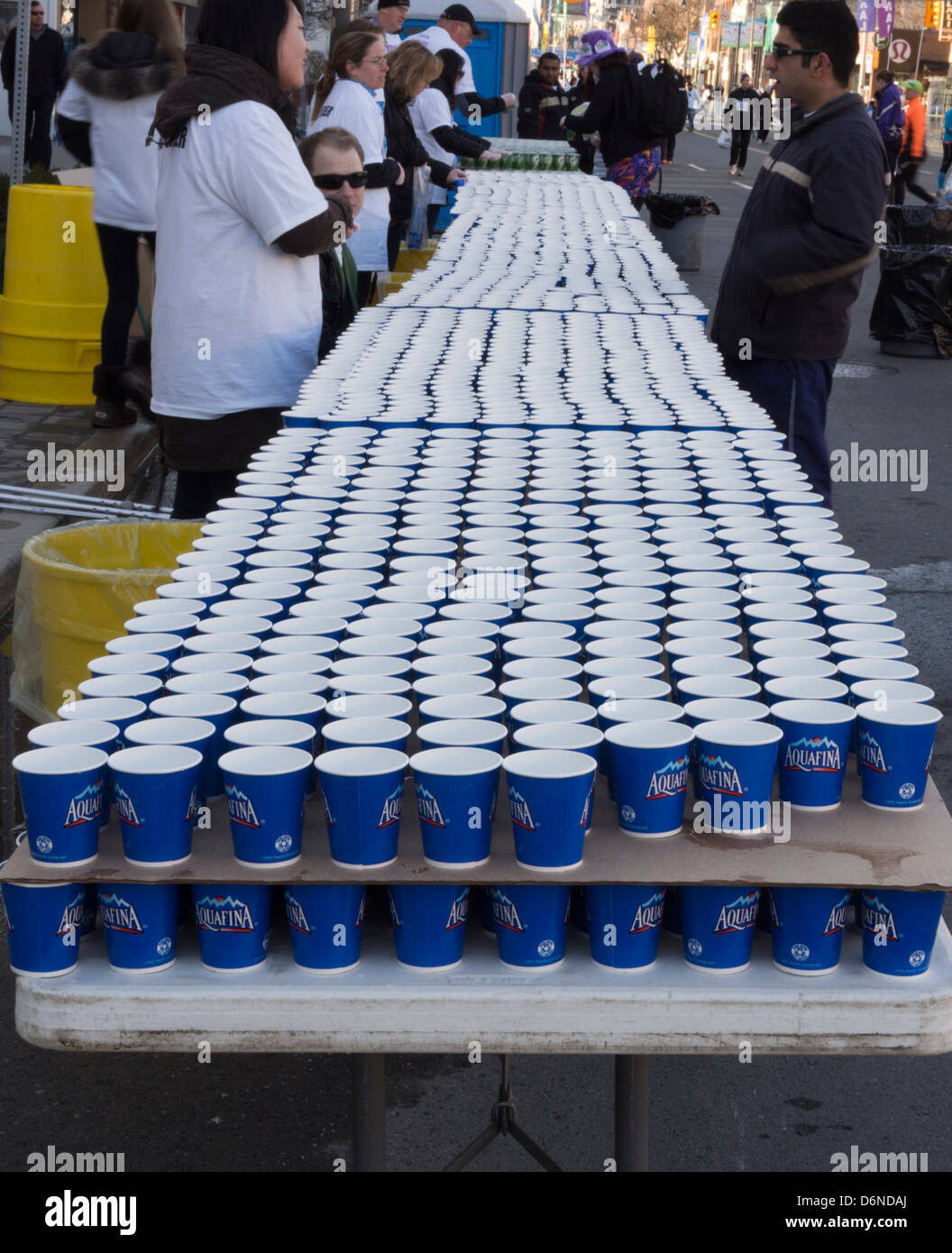Reihen und Reihen von Papier Tassen Wasser erwarten die Läufer auf die 2013 Toronto Yonge Street 10K Rennen. Stockfoto