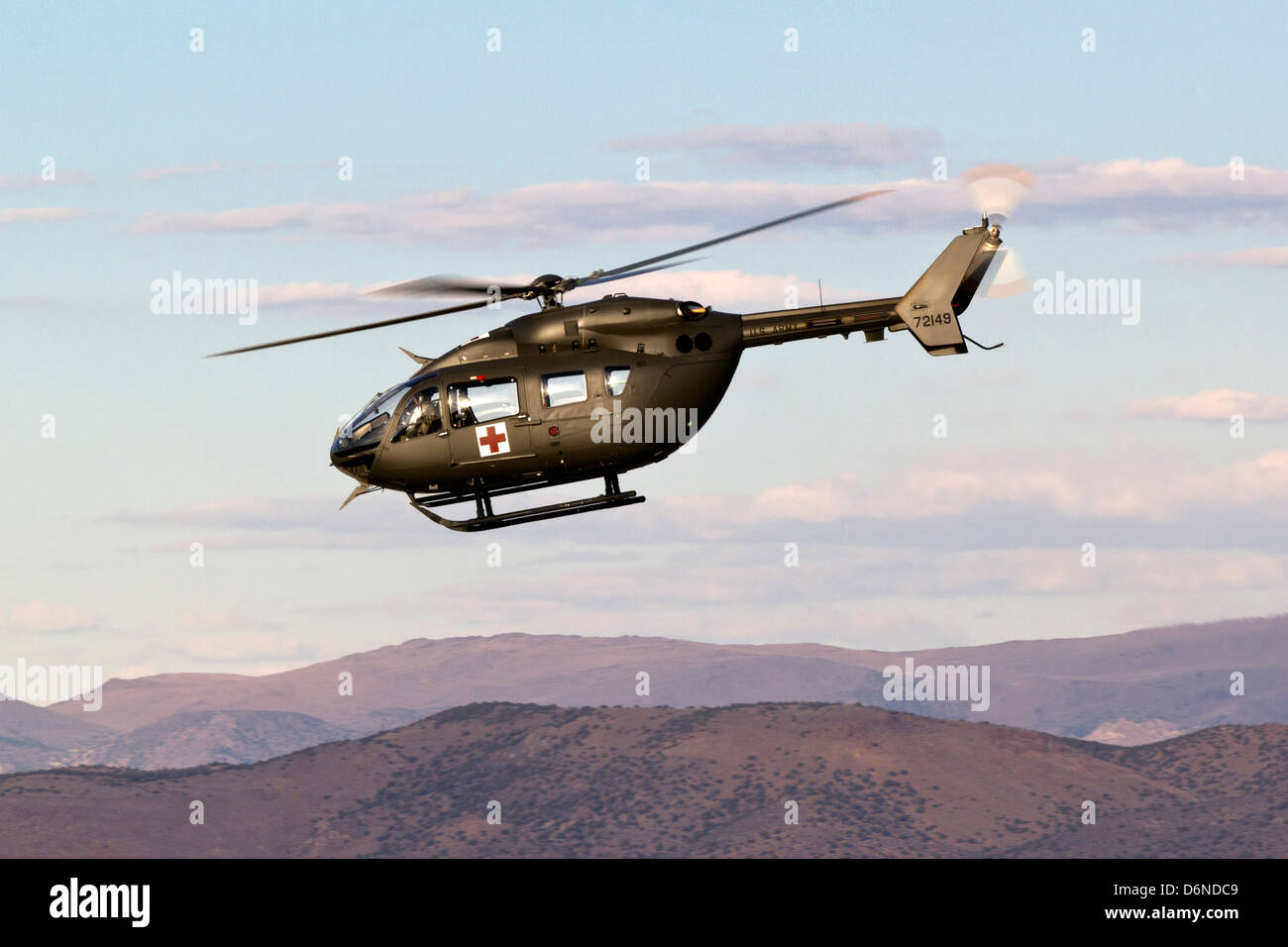 US Army UH-72A Lakota Light Utility Helicopter im Flug. Stockfoto