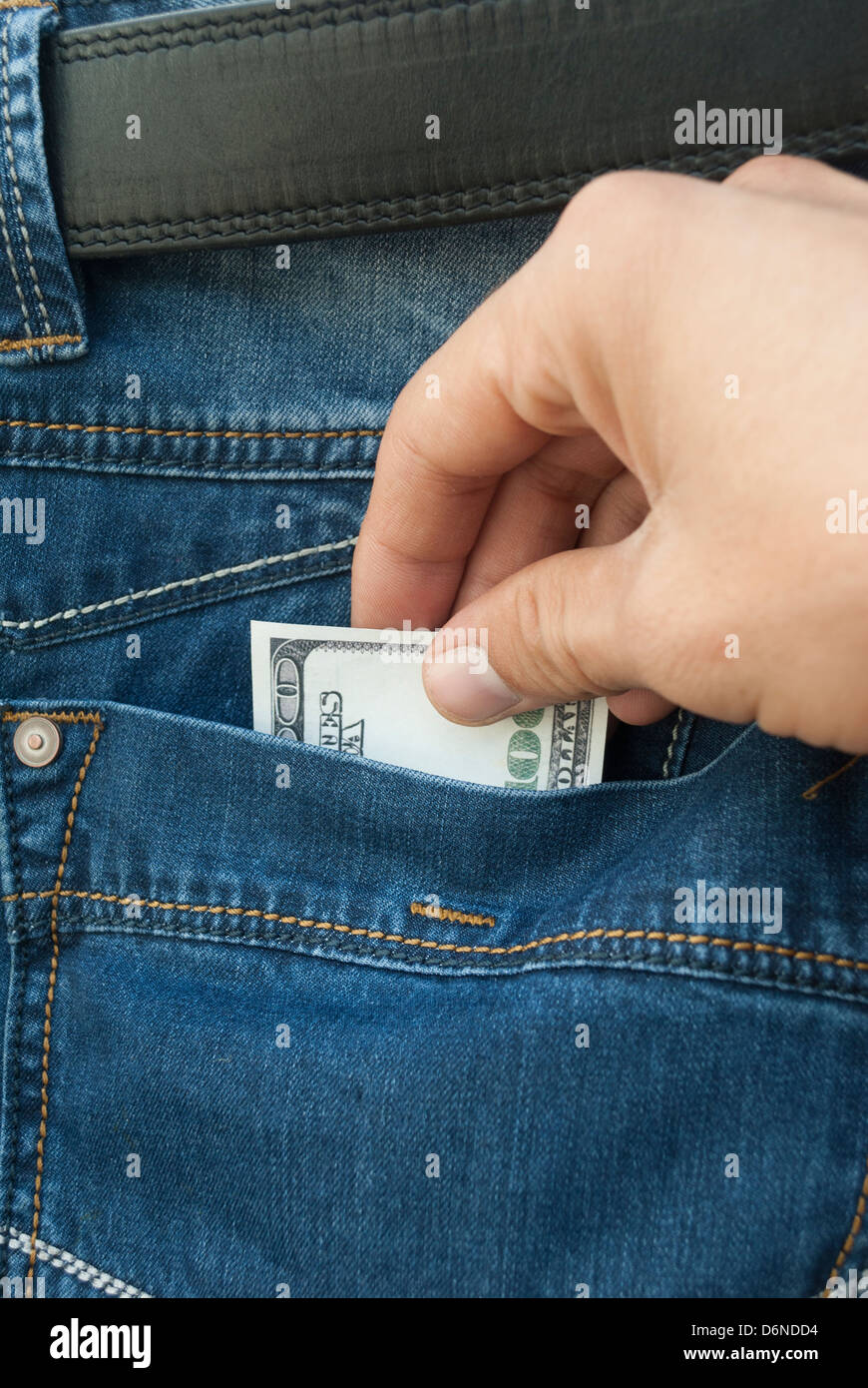 Diebstahl von Geld aus der Tasche seiner Jeans Stockfoto