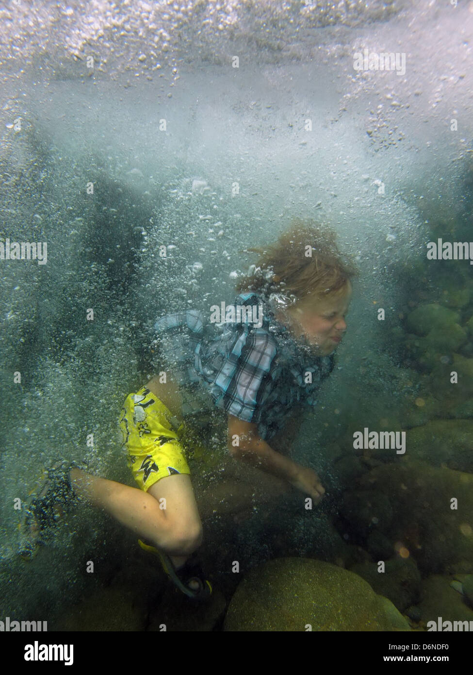 Alicudi, Italien, fragte Szene: Boy ist ins Meer Gefallenen gekleidet Stockfoto