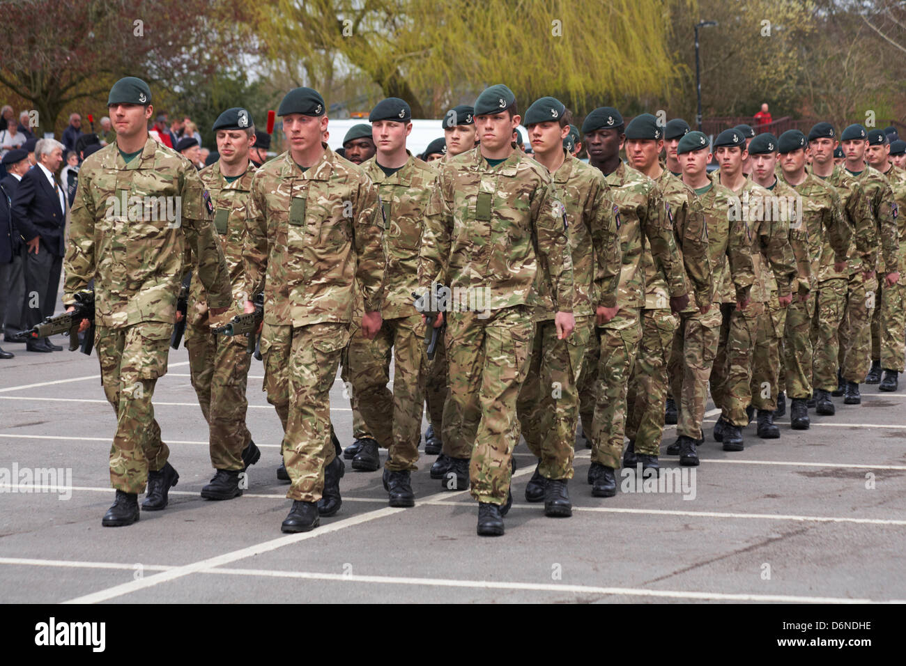 Wimborne, Dorset UK. 21. April 2013. Die Gewehre, unter der Leitung von Gewehre Band, Parade durch die Straßen von Wimborne in Dorset, 3 Jahre nach der Freiheit der Stadt gegeben. Die Gewehre waren die Ehre im Jahr 2010 dank der damalige Bürgermeister, Stadtrat John Burden gewährt, die die Portion Bürgermeister für die Veranstaltung. Freiheit Wimborne bot sich die Kräfte nach Rifleman Phil Allen getötet wurde, in der Provinz Helmand, Afghanistan am 7. November 2009 im Alter von 20 Jahren. Bildnachweis: Carolyn Jenkins/Alamy Live-Nachrichten Stockfoto