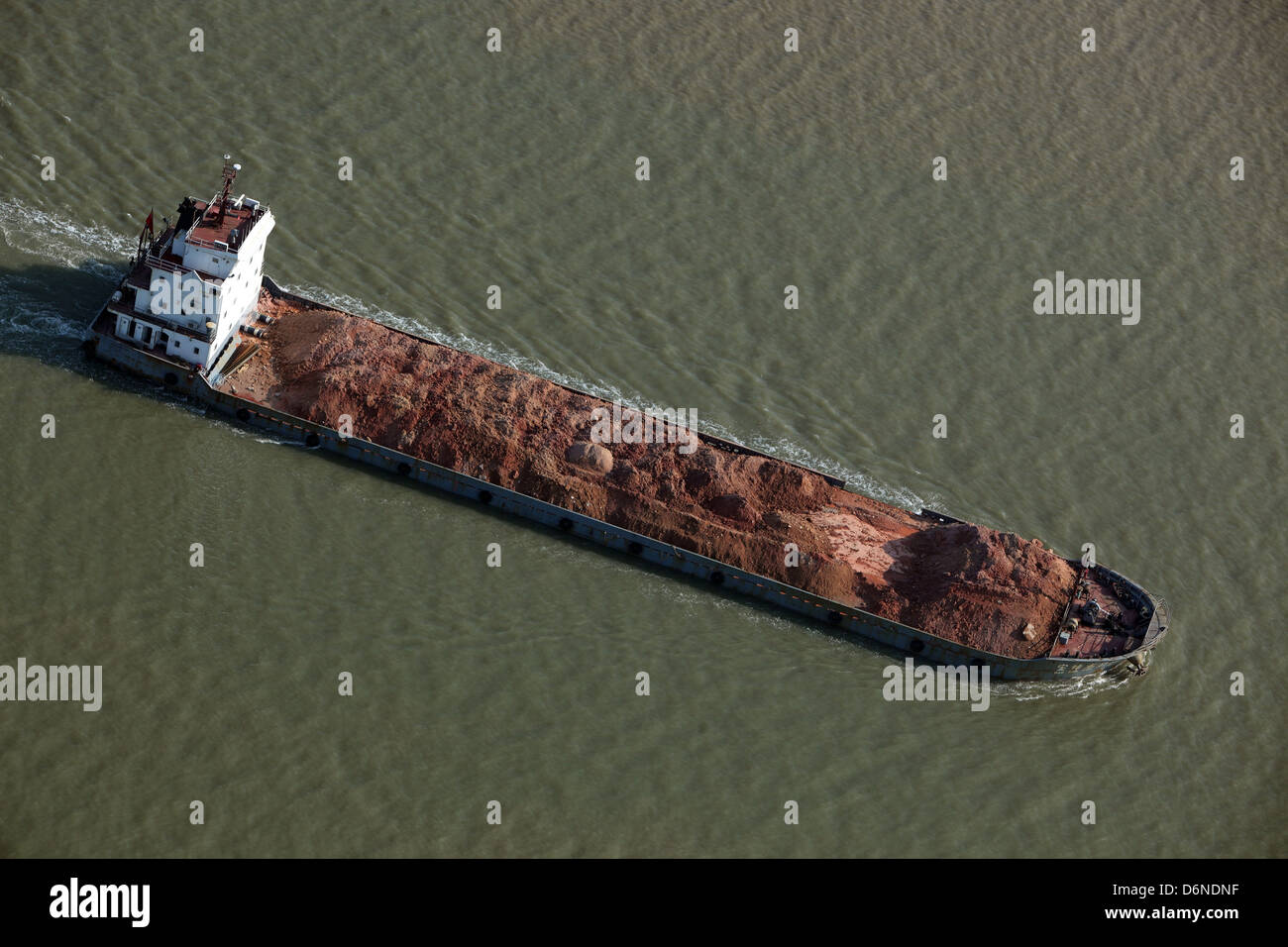 Macau, China, beladen mit Sand Frachtschiff aus der Vogelperspektive Stockfoto