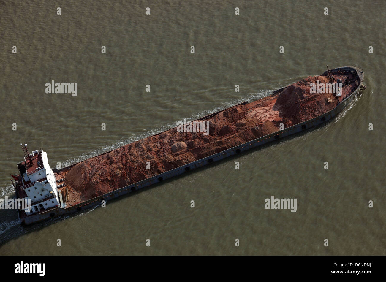 Macau, China, beladen mit Sand Frachtschiff aus der Vogelperspektive Stockfoto