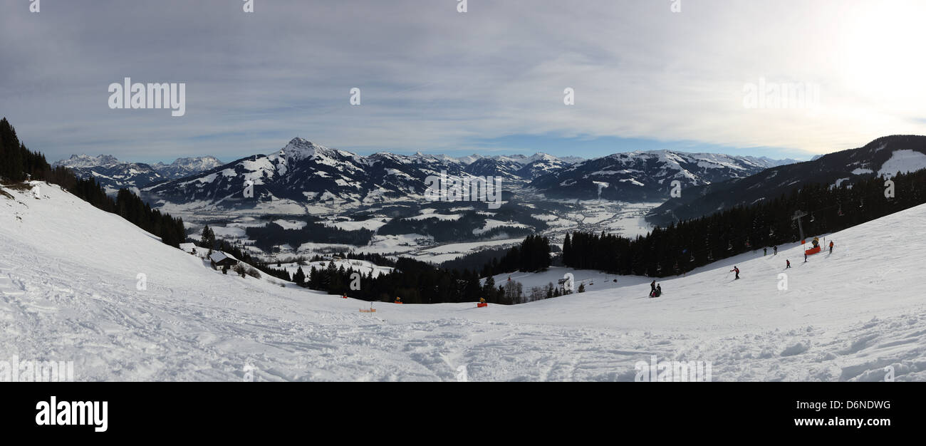 Kitzbühel, Österreich, Winterlandschaft mit Blick auf die Alpen Stockfoto